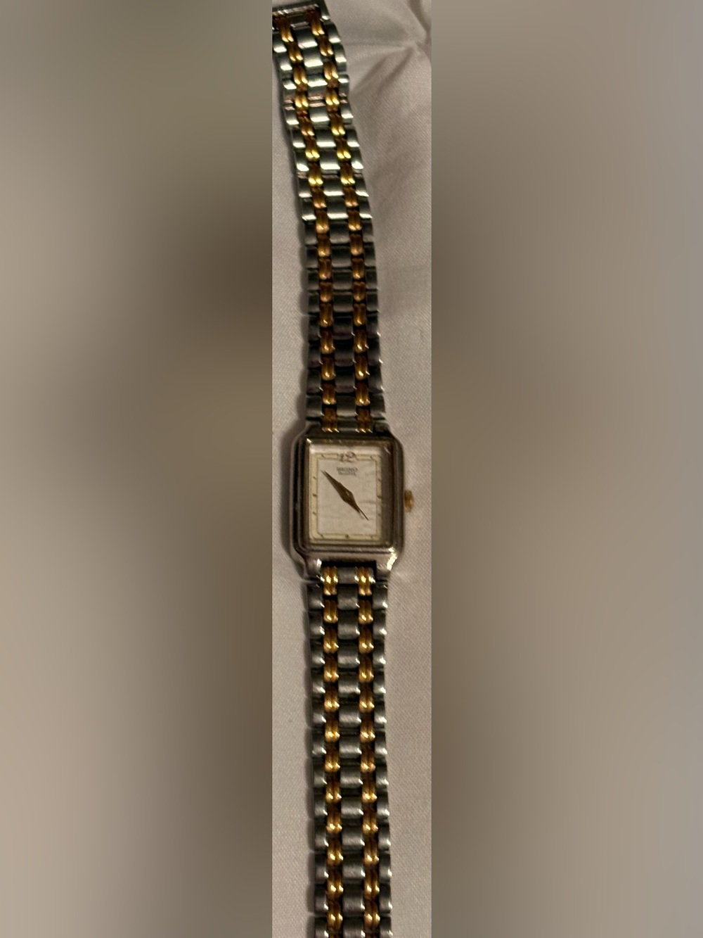 A Vintage Seiko Watch V401-5129. R O 
Japan Movt. 821212 As Is.. Has scratches